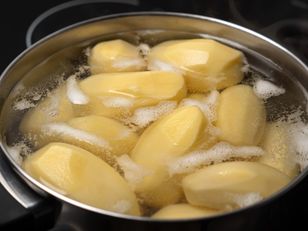 Zalewasz zimną wodą? Oto co stanie się z ziemniakami