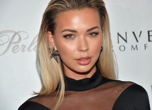 Włożyła czerwoną „slip dress”. Rozcięcie zrobiło robotę