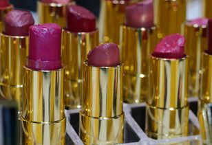 Przebadała pomadkę z drogerii. Wynik może wprawić w osłupienie