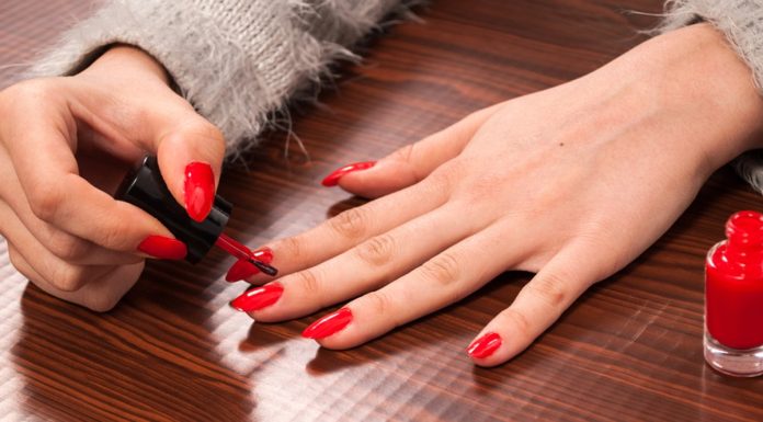 Ten preparat sprawia, że zwykły lakier jest suchy w kilka sekund i ma trwałość hybrydy