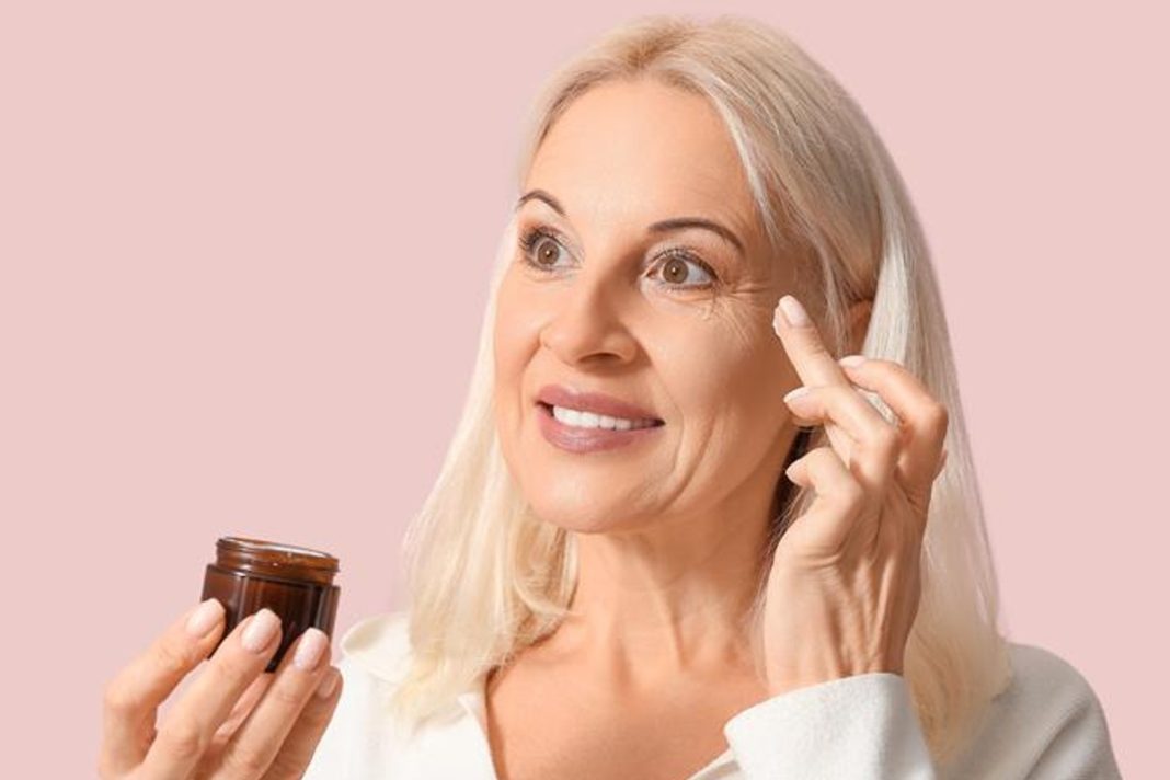 Ten krem pod oczy za 13 zł śmiało może konkurować z najdroższymi kosmetykami. Stymuluje produkcję kolagenu