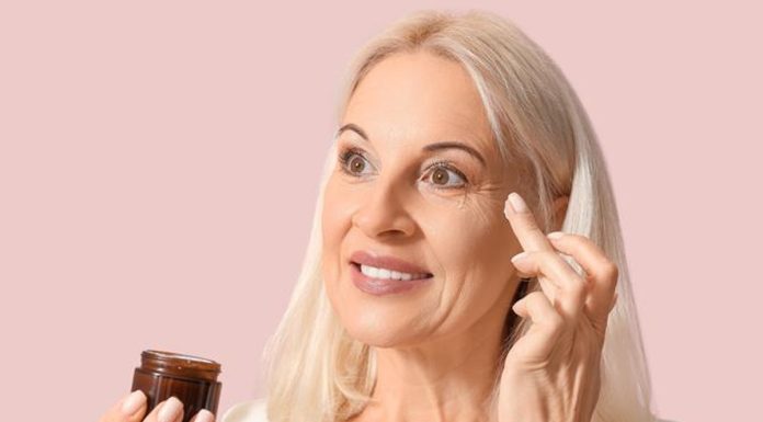 Ten krem pod oczy za 13 zł śmiało może konkurować z najdroższymi kosmetykami. Stymuluje produkcję kolagenu