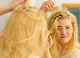 Nie tylko szampon pomoże. Unikaj tych błędów, a włosy nie będą się przetłuszczać