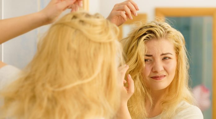 Nie tylko szampon pomoże. Unikaj tych błędów, a włosy nie będą się przetłuszczać