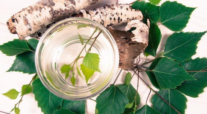 Nasze babki ratowały tą wodą swoje włosy i cerę. Kosmetyczny „cud” PRL-u nadal dostępny