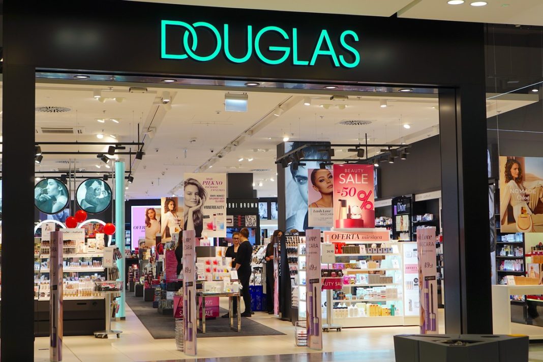 TOP 5 kosmetycznych hitów, które opłaca się teraz kupić w Douglasie. Kultowa paleta od Dr Ireny Eris przeceniona