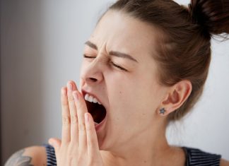 Wiązać czy zostawiać rozpuszczone? Fryzury na noc, które nie niszczą włosów