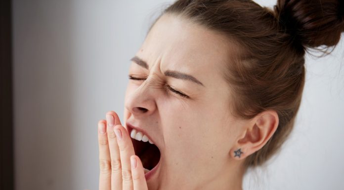 Wiązać czy zostawiać rozpuszczone? Fryzury na noc, które nie niszczą włosów