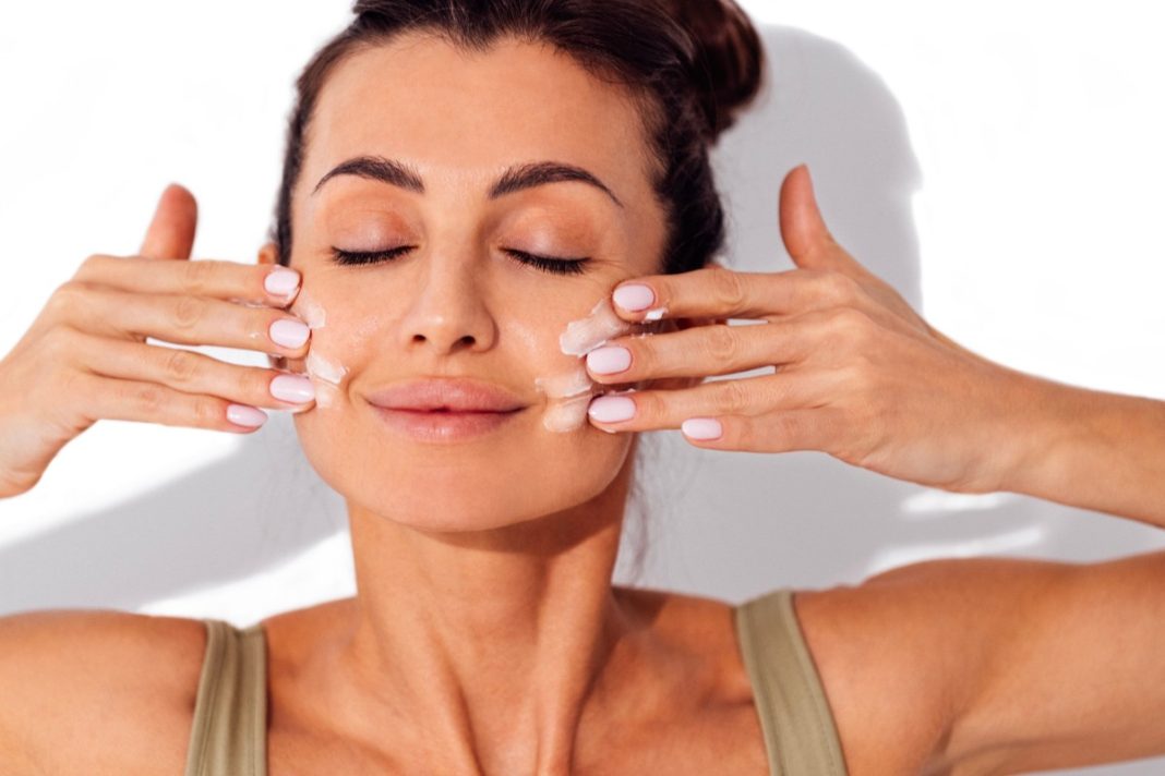 Najlepszy wygładzający krem to ten w dużej butelce. Bomba naszpikowana witaminą E za 24 zł