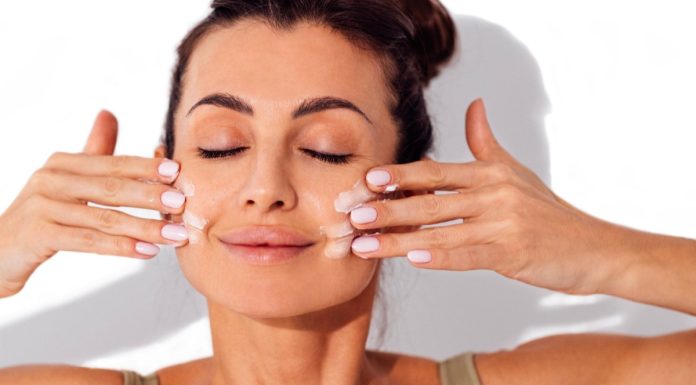 Najlepszy wygładzający krem to ten w dużej butelce. Bomba naszpikowana witaminą E za 24 zł