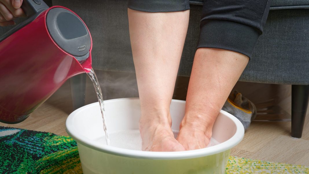 Dodaj do wody i zamocz stopy. Efekt zaskakuje