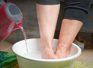Dodaj do wody i zamocz stopy. Efekt zaskakuje