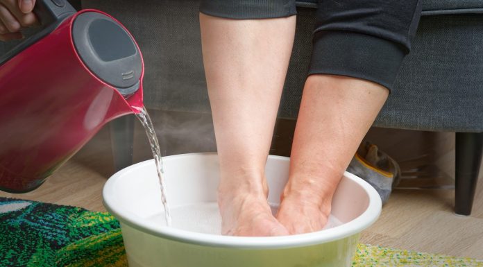 Dodaj do wody i zamocz stopy. Efekt zaskakuje