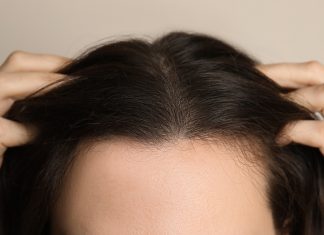 Masz problem z wypadaniem włosów? Wypróbuj szampon wzmacniający. Mamy pięć dobrych preparatów