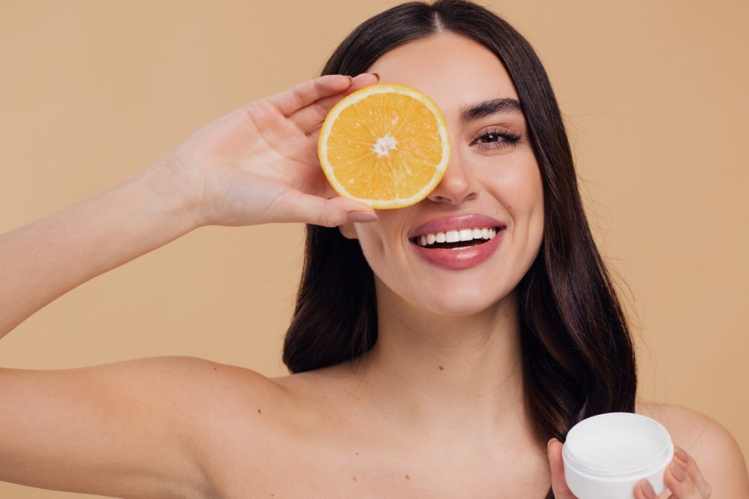 TOP 3 kosmetyki z gigantyczną dawką witaminy C. Działają na przebarwienia jak ścierająca polerka