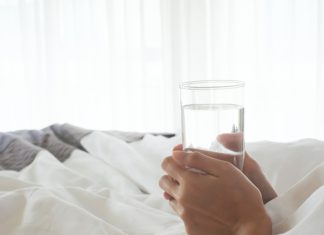 Szklanka wody na noc — nawyk, który może szkodzić twojemu zdrowiu