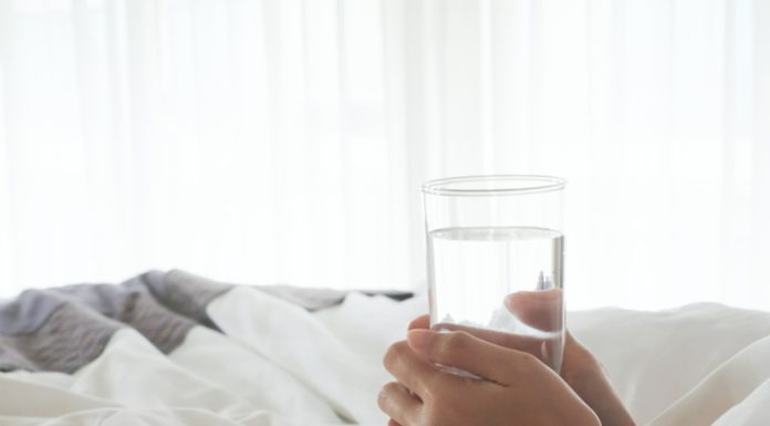Szklanka wody na noc — nawyk, który może szkodzić twojemu zdrowiu