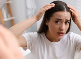 Dlaczego łupież lubi nawracać jesienią?