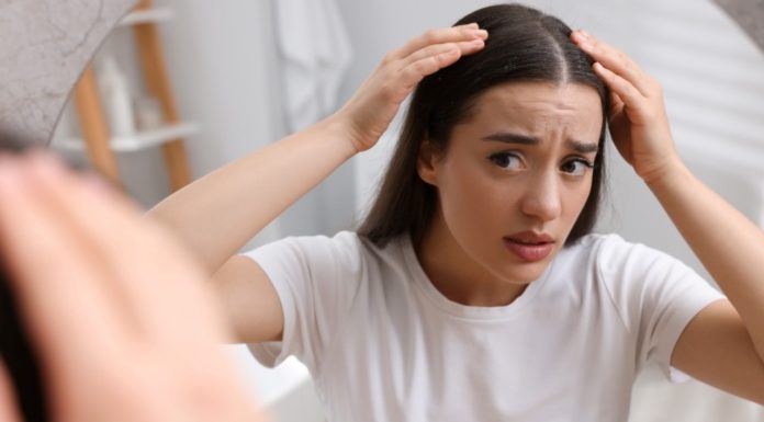 Dlaczego łupież lubi nawracać jesienią?