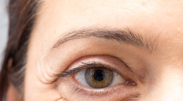 Pięć świetnych kremów pod oczy, które redukują opuchliznę. Zapomnij o workach pod oczami!