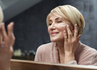 Bogate kremy do twarzy, które szybko się wchłaniają. Idealne dla babci!