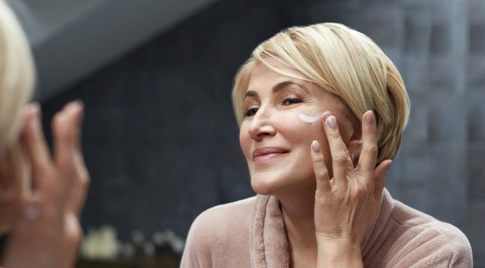 Bogate kremy do twarzy, które szybko się wchłaniają. Idealne dla babci!