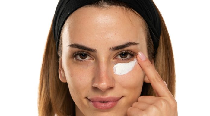 Szybko pozbądź się worków pod oczami — kremy redukujące poranną opuchliznę