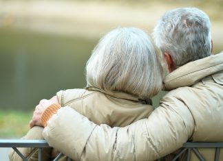 Dlaczego włosy stają się siwe? Eksperci wskazali główny czynnik