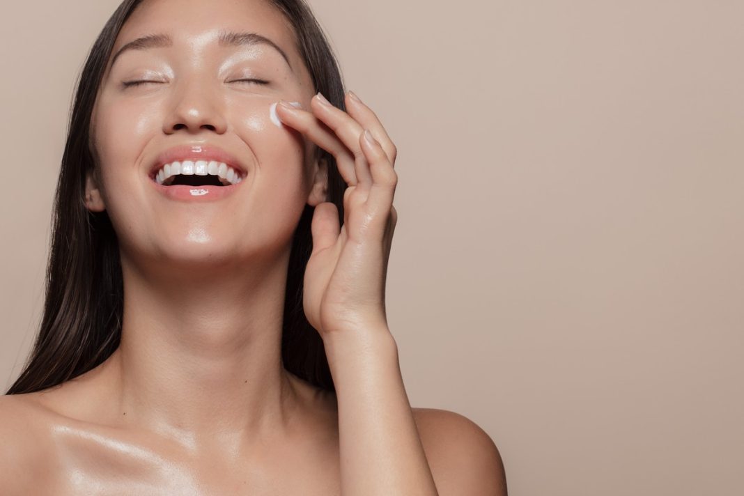 Ten krem do twarzy z leczniczym grzybem reishi tworzy ochronną tarczę