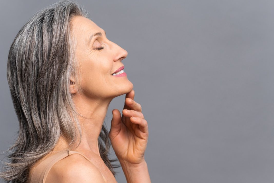 Ulubiony krem 60-latek rzeźbi i modeluje owal jak skalpel.