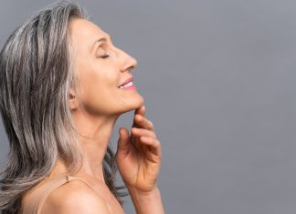 Ulubiony krem 60-latek rzeźbi i modeluje owal jak skalpel. „Mój nr 1 od lat!”