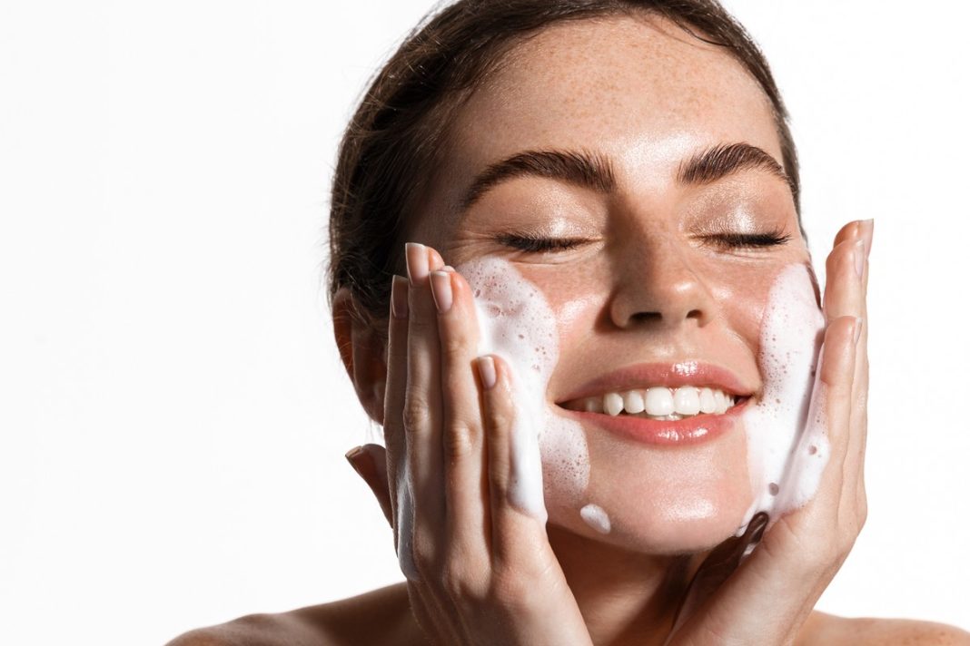 Trzy polecane przez dermatologów żele do mycia cery trądzikowej