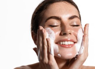 Trzy polecane przez dermatologów żele do mycia cery trądzikowej