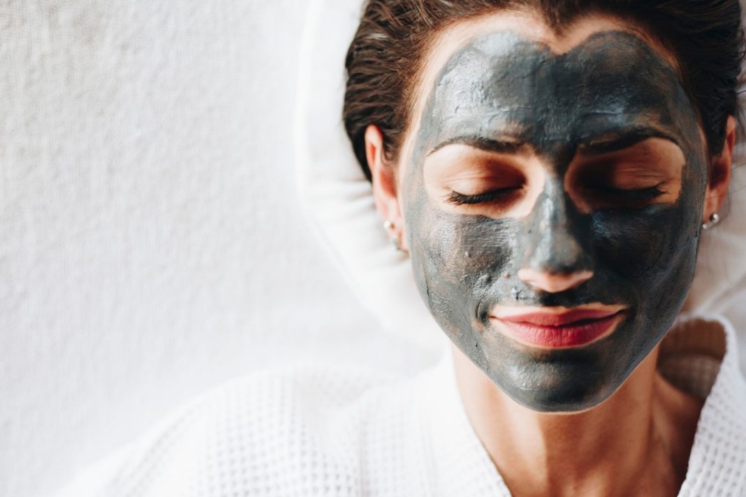 Detoksykująca maska z węglem skutecznie oczyszcza i zwęża pory. To pogromca niedoskonałości!