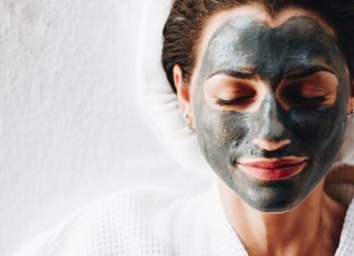 Detoksykująca maska z węglem skutecznie oczyszcza i zwęża pory. To pogromca niedoskonałości!