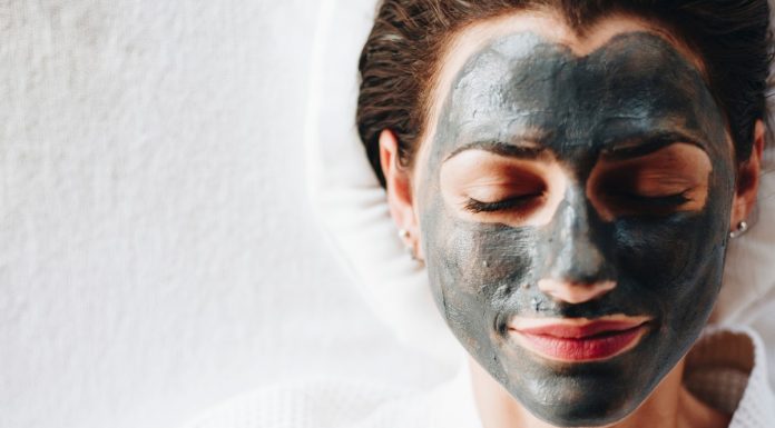 Detoksykująca maska z węglem skutecznie oczyszcza i zwęża pory. To pogromca niedoskonałości!