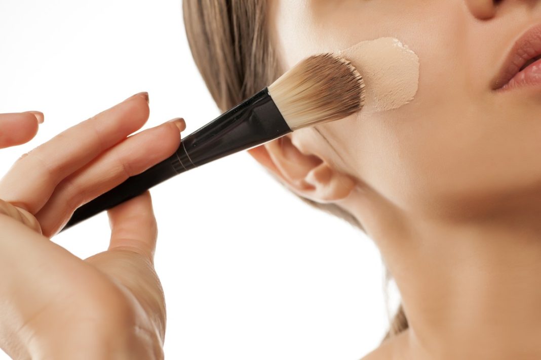 Pięć dobrych podkładów do tłustej cery. Matują i nie zapychają porów