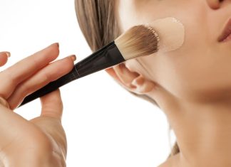 Pięć dobrych podkładów do tłustej cery. Matują i nie zapychają porów