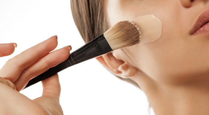 Pięć dobrych podkładów do tłustej cery. Matują i nie zapychają porów