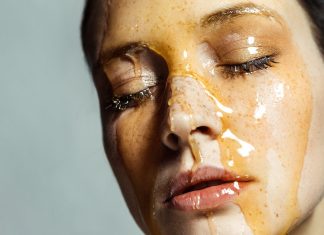 Najlepsze kosmetyki z miodem manuka i propolisem. Słodka moc natury