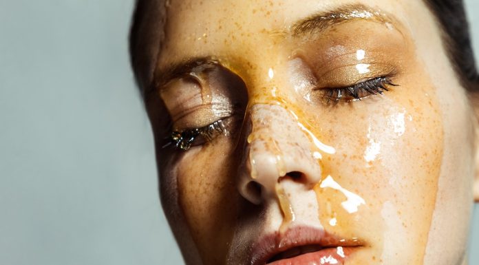 Najlepsze kosmetyki z miodem manuka i propolisem. Słodka moc natury