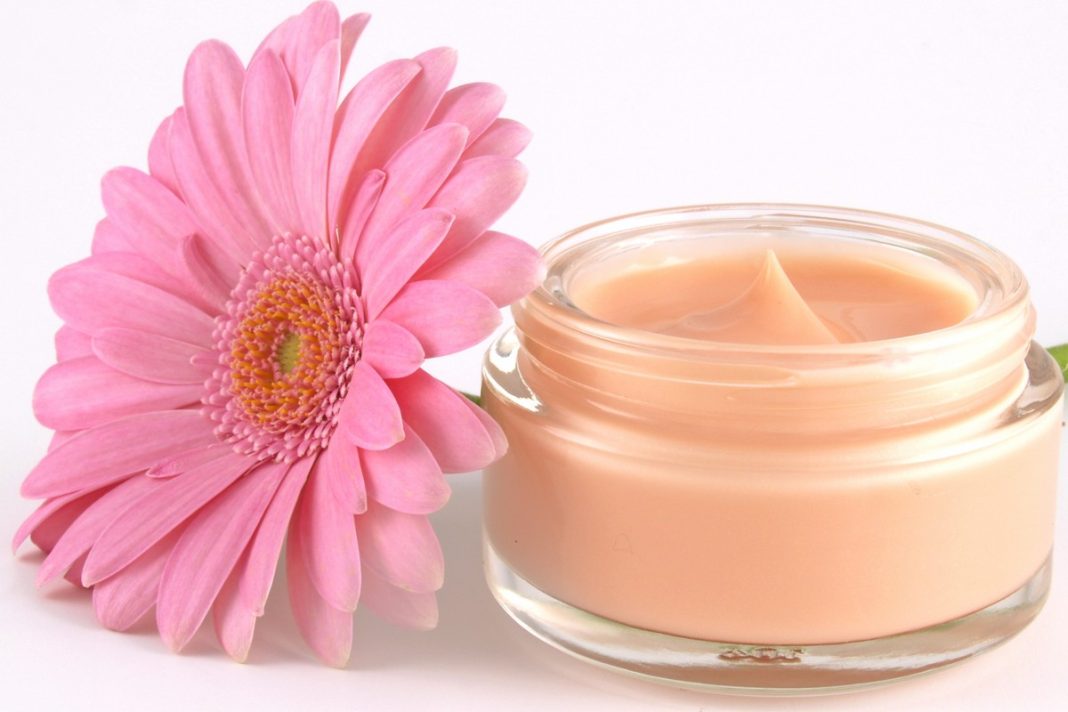 Ten malinowy krem daje efekt nieskazitelnej cery bez grama makijażu. Bosko pachnie