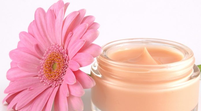 Ten malinowy krem daje efekt nieskazitelnej cery bez grama makijażu. Bosko pachnie