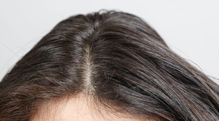 Co się stanie, kiedy przestaniesz myć głowę? Trycholożka wyjaśnia