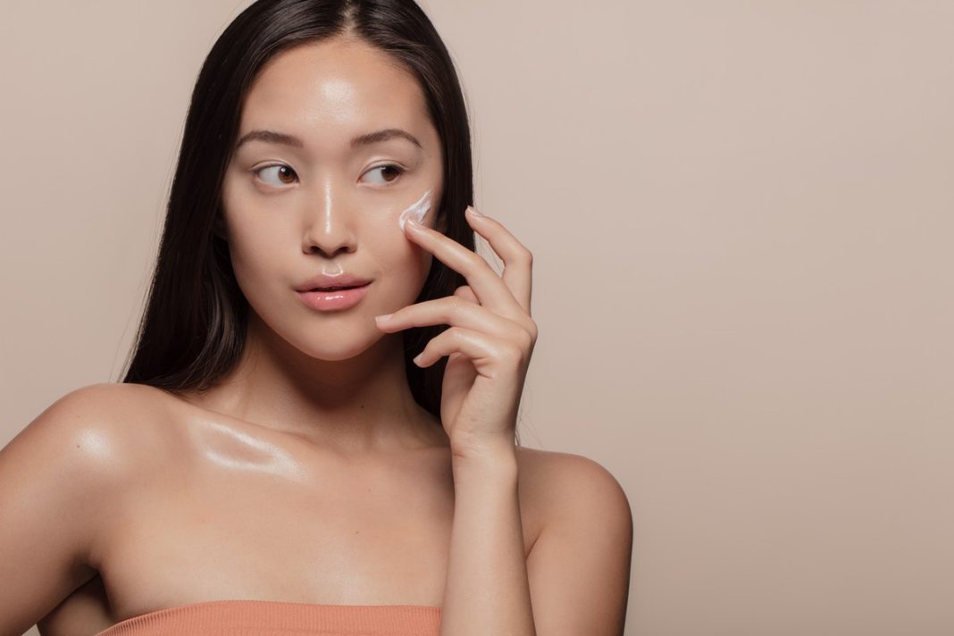 Ten kolagenowy hit ze śluzem czarnego ślimaka ekspresowo prasuje zmarszczki. To nr 1 w Korei