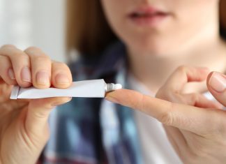 Uniwersalna maść na opryszczkę, trądzik i podrażnienia. Kosztuje grosze