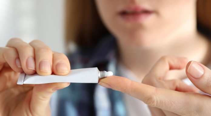 Uniwersalna maść na opryszczkę, trądzik i podrażnienia. Kosztuje grosze