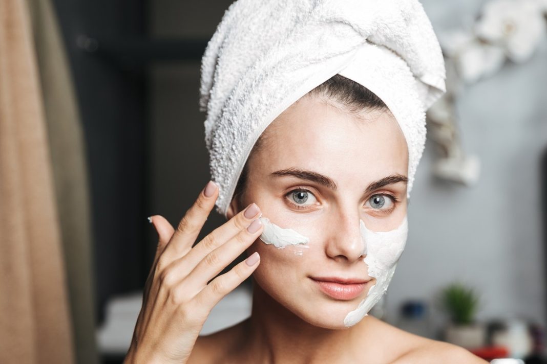 Pięć maseczek do twarzy, które spłycają zmarszczki. Tajna broń anti-aging