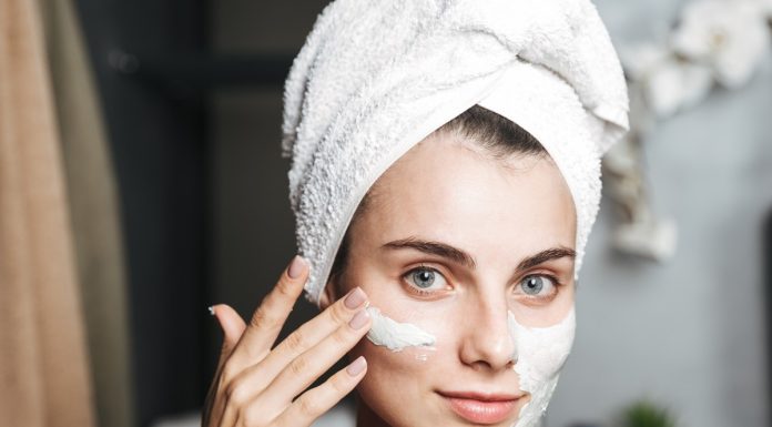 Pięć maseczek do twarzy, które spłycają zmarszczki. Tajna broń anti-aging