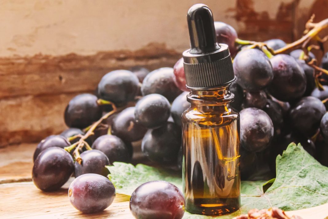 Olej z pestek winogron to zbawienie dla suchej i problematycznej skóry